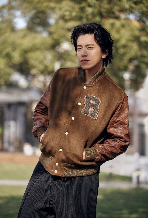 王大陆灰蓝西装造型释出,脏辫发型酷帅不羁,大嘴咬项链太抢镜_look