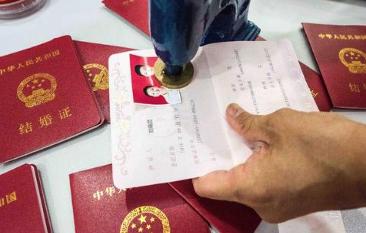 同名夫妻俩领证走红,工作人员以为眼花，网友：孩子名字已想好
