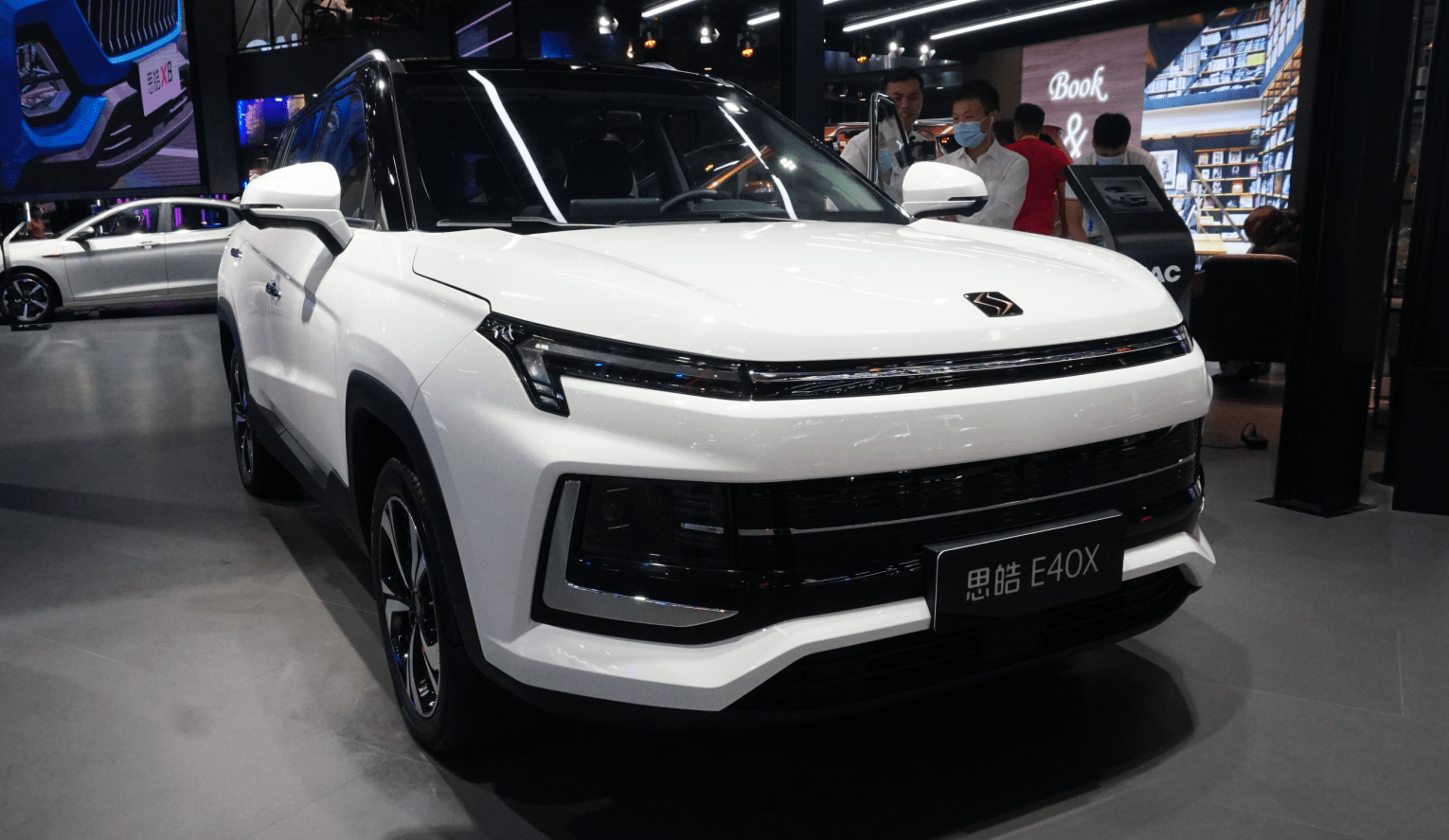 外观方面,江淮思皓e40x采用了全新的"时代美学"设计哲学,其前脸融入"