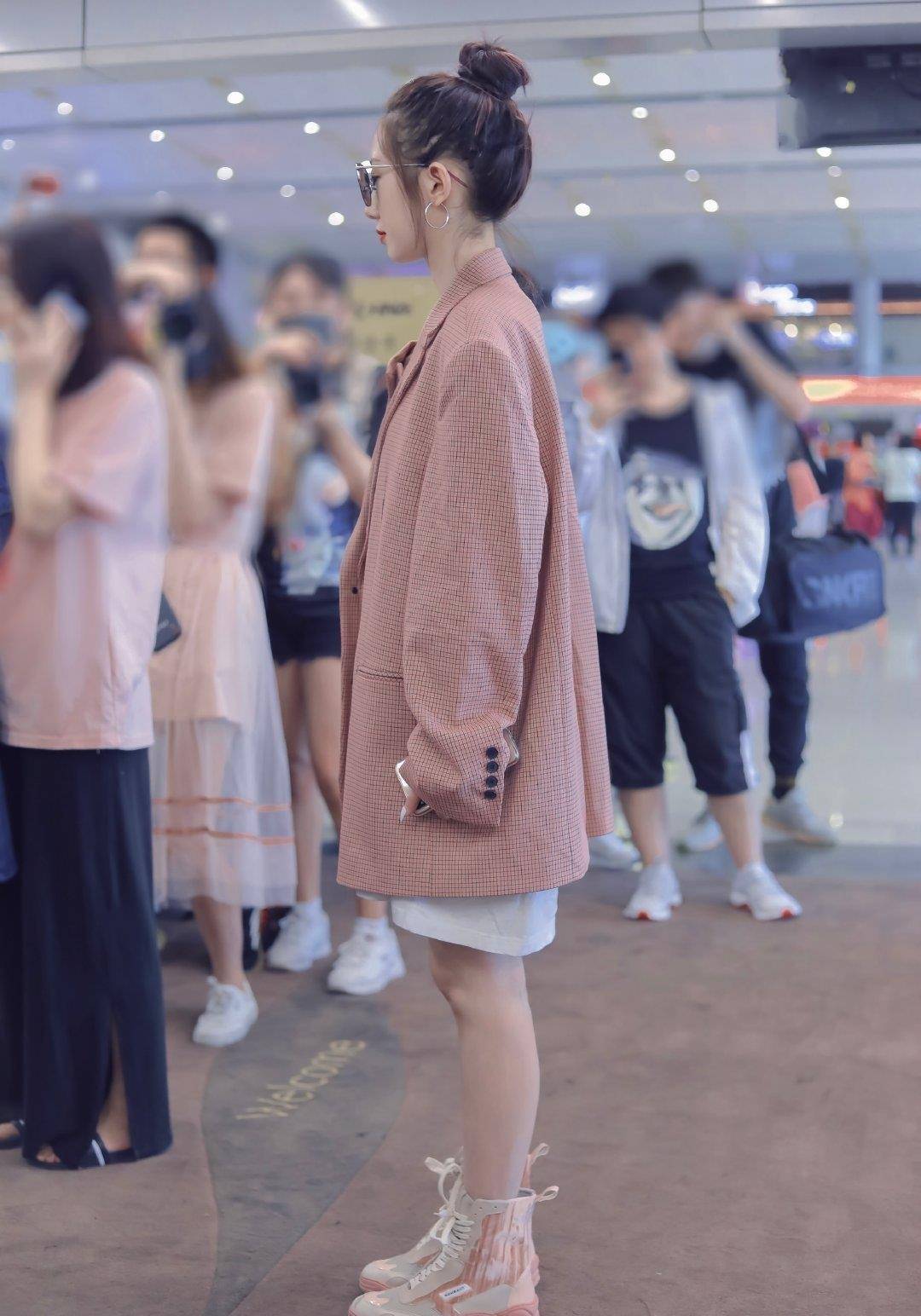 原创孟美岐尴尬不穿西服也玩起下衣失踪却不料暴露最真实的腿型