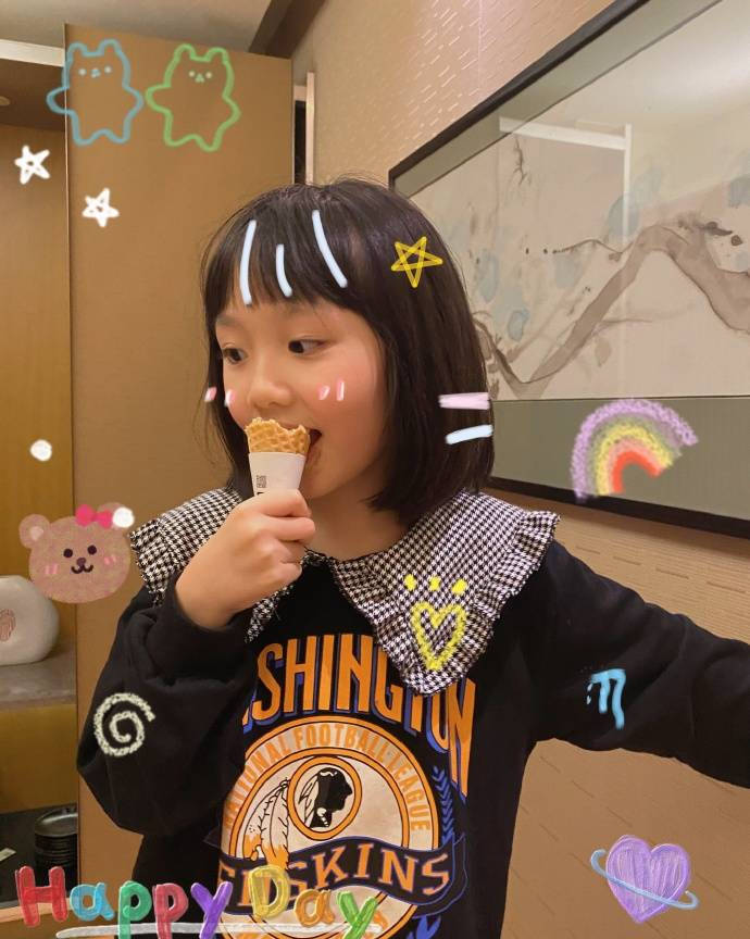 1/ 12 搜狐娱乐讯 5月16日,洪欣带7岁女儿张晞彤在上海看亲子儿童剧