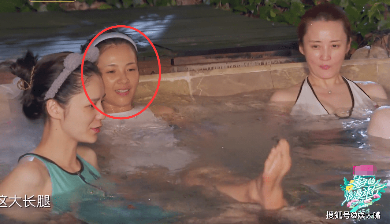 刘涛泡温泉大展好身材身体光滑被周捷夸她随口一句话让人爱