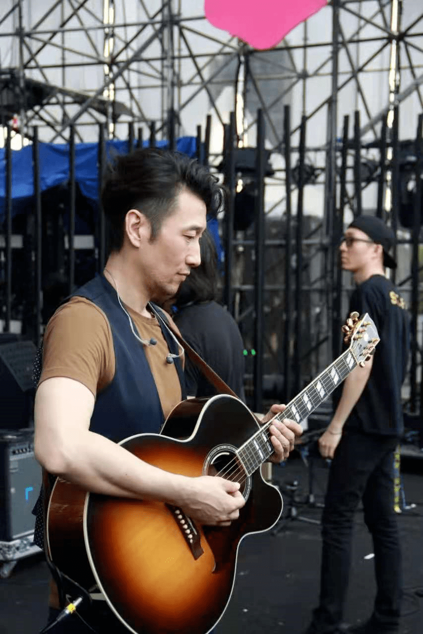 满江又火了!30岁过上退休生活:弹琴,画画,练太极!