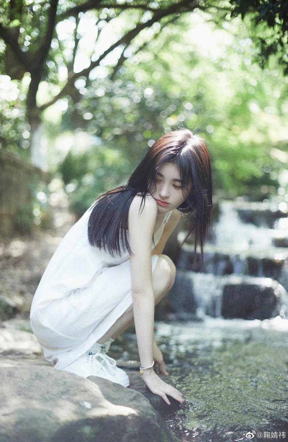 美女鞠婧祎晒出夏日甜美写真 雪肤娇嫩性感明媚太迷人 连衣裙
