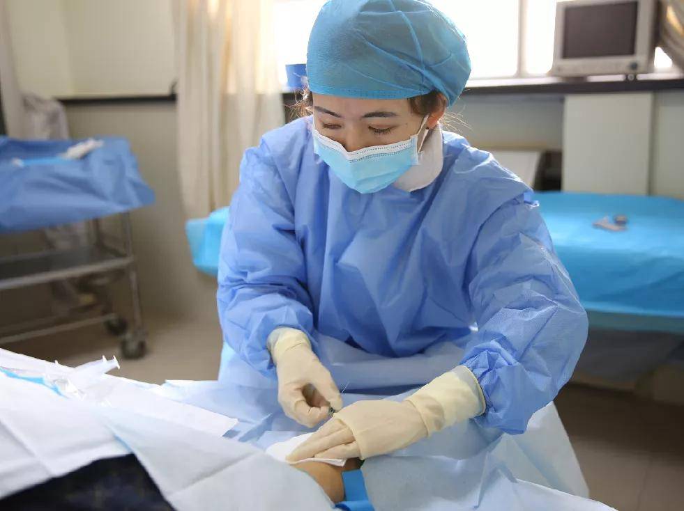 谈"穿刺"不色变 | 第一师医院成功开展超声引导下ekg辅助picc置管术