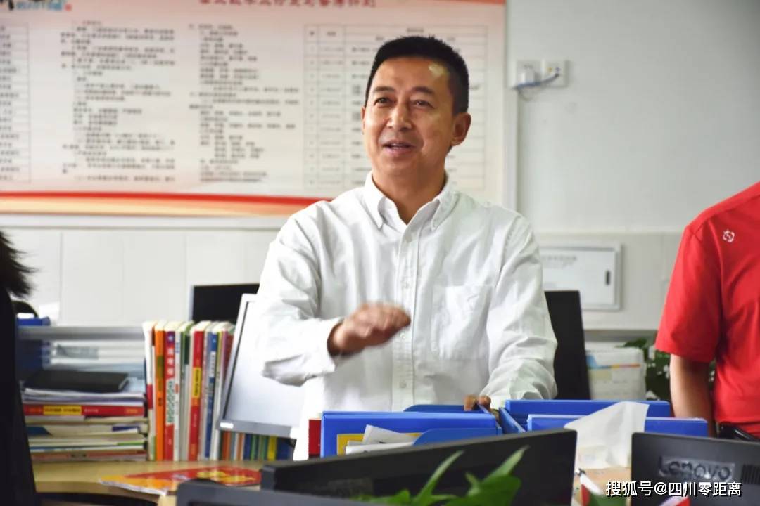 李军局长首先听取了执行校长任双全关于高三师生复习备考的简要汇报.