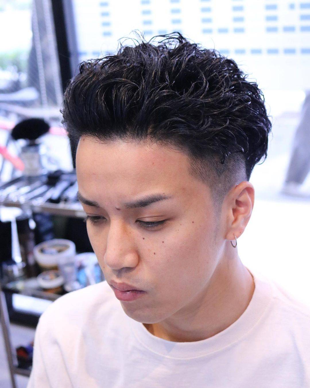 年轻男士的背头造型就是不一样顶区烫成锡纸烫
