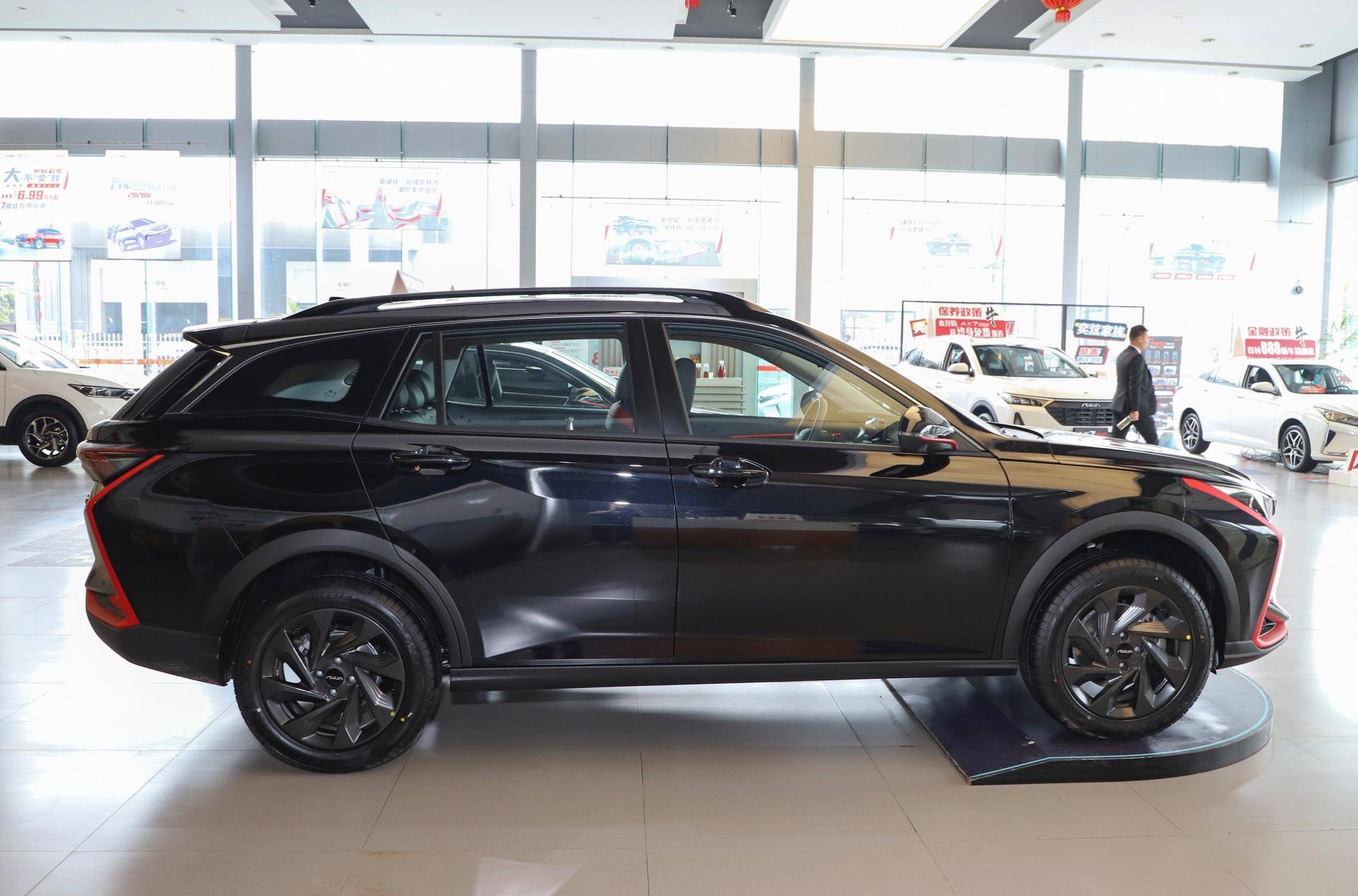 东风黑武士运动车身150马力油耗67l还有一身名牌配件