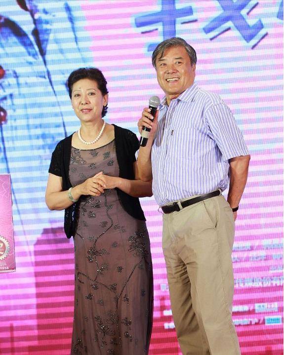 关牧村真有艺术家的气息穿纱裙真挺优雅的和丈夫挺有夫妻相