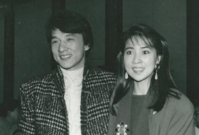 黄奕女儿黄奕带女儿练瑜伽黄芊玲基本功扎实8岁大长腿都快比上妈妈