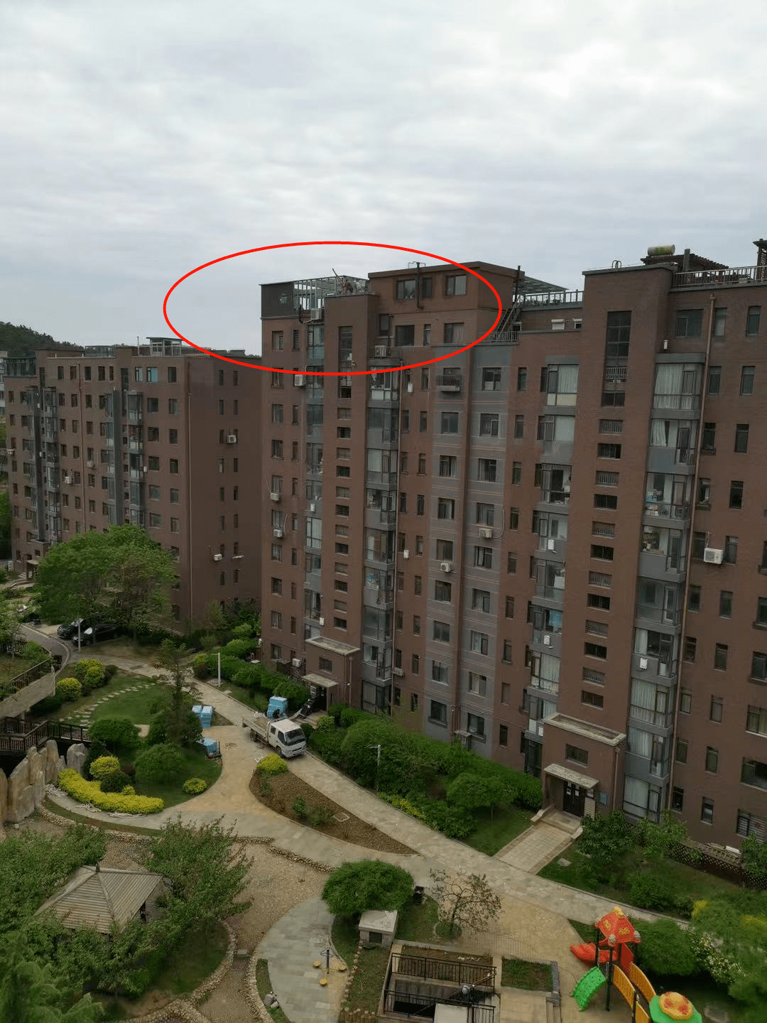 大连悦泰德里10层楼原地"长个儿" 业主:存在安全隐患