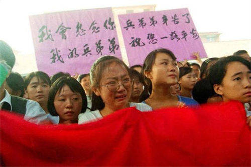 1998年抗洪感人一幕 民众对着战士哭喊 别跳了 房子我们不要了 洪水