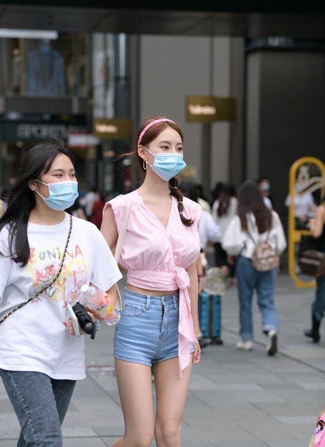 粉色露脐吊带搭配白色短裤 清新可爱 十分减龄的穿搭