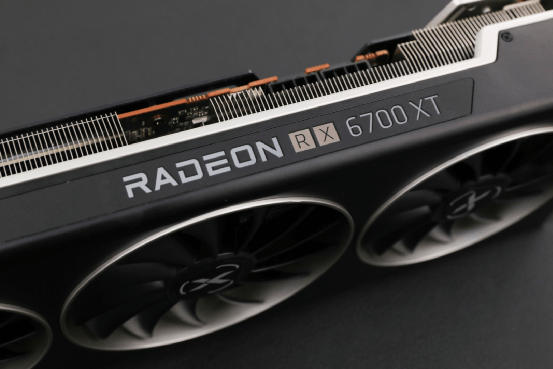 甜品遇上旗舰,xfx讯景rx6700xt海外版3a套装激战全能!