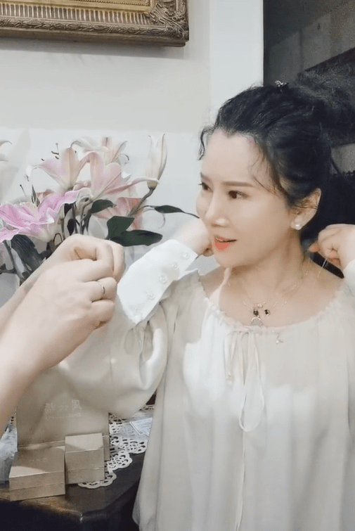 原创任静戴五条项链大秀恩爱直呼戴累了和付笛声认识半年就闪婚