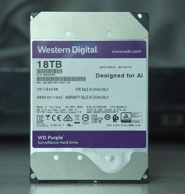 本次测试的西部数据wd180ejrx 18tb监控紫盘,开箱脱掉防震气泡袋后,从