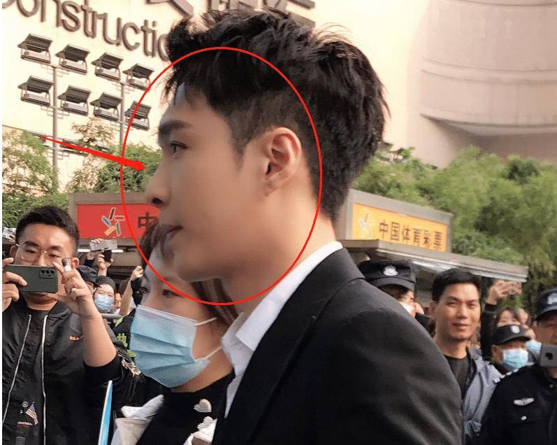 原创张艺兴出席活动被拍,生图即精修既视感 ,连女孩子都要酸了