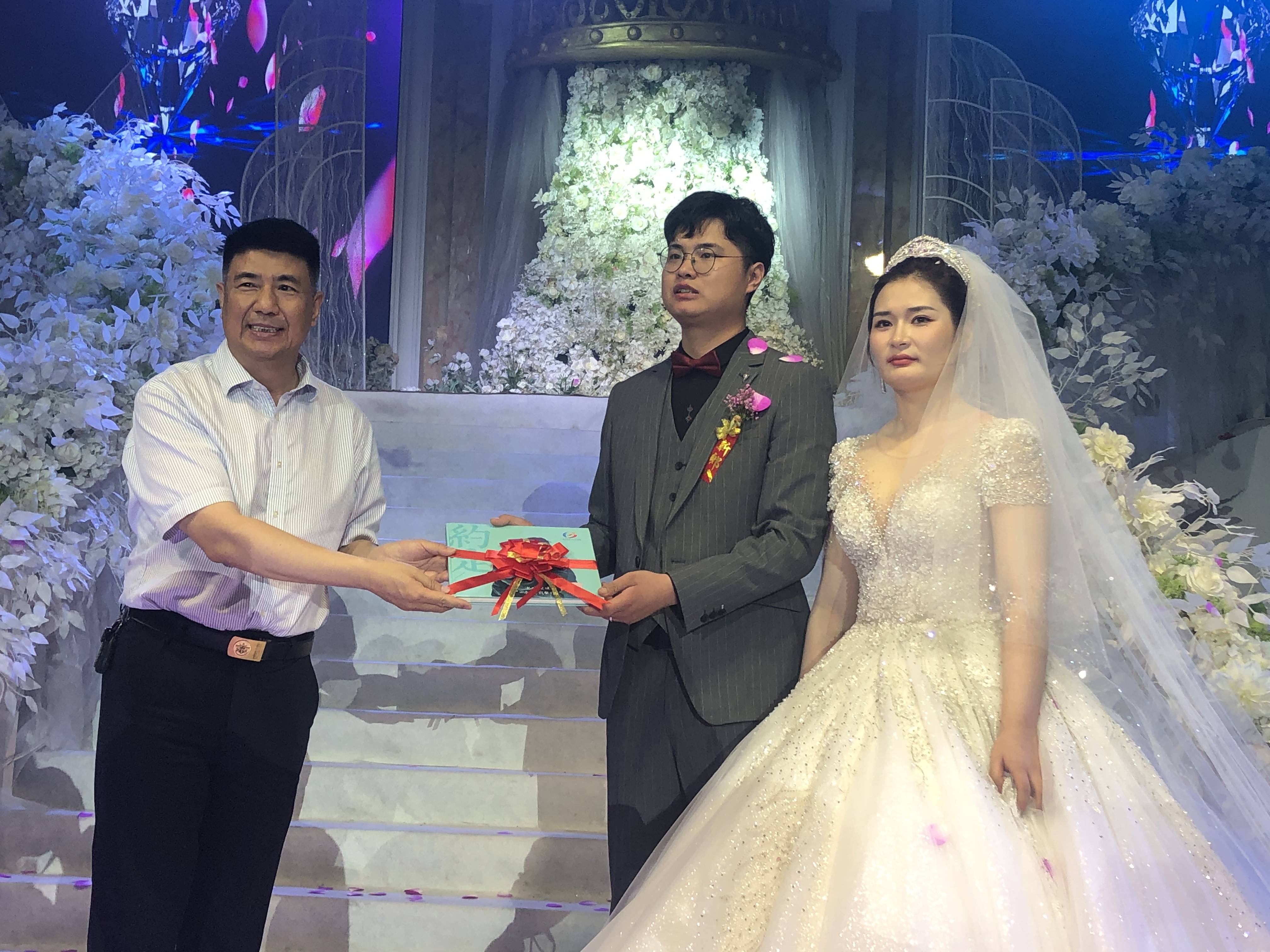 520我爱你河南90后抗疫情侣结婚了