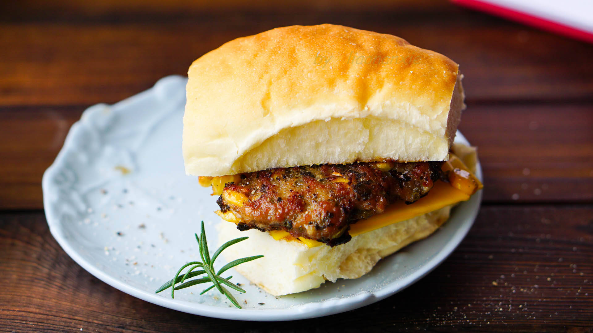 下面是用原味肉饼做的早餐汉堡,配料稍有不同,也非常好吃. 原味煎肉饼