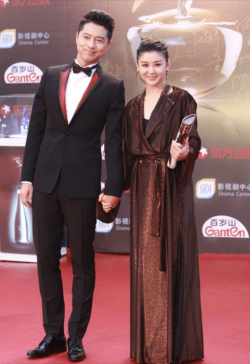 王雷有多宠妻,从站姿就能看出来,35岁妻子脸型圆润好似25岁