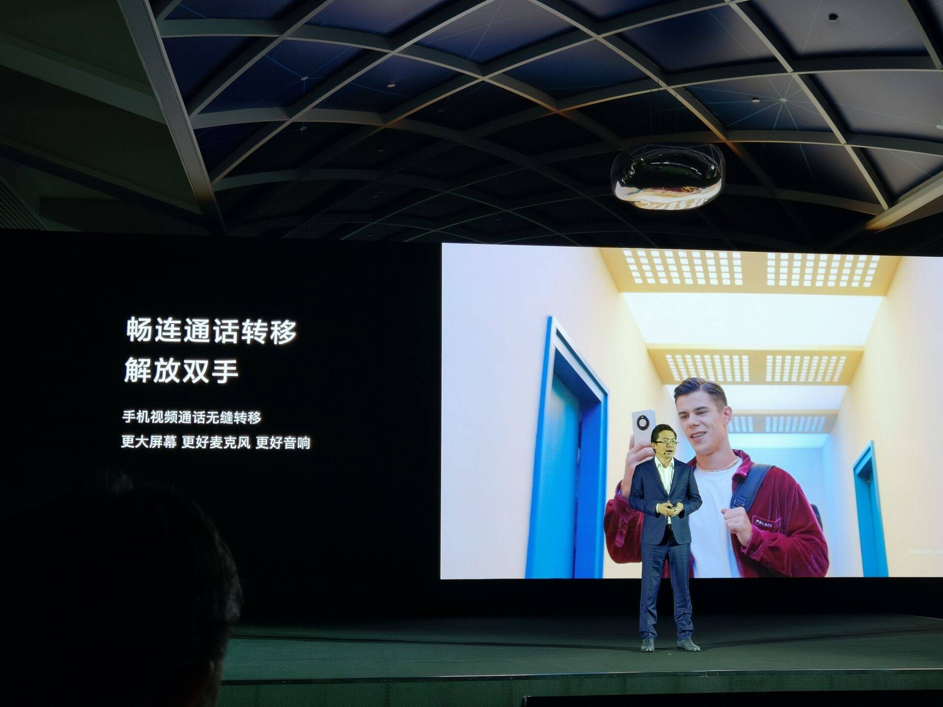 华为|华为智慧屏SE发布：预装鸿蒙 3299元起售