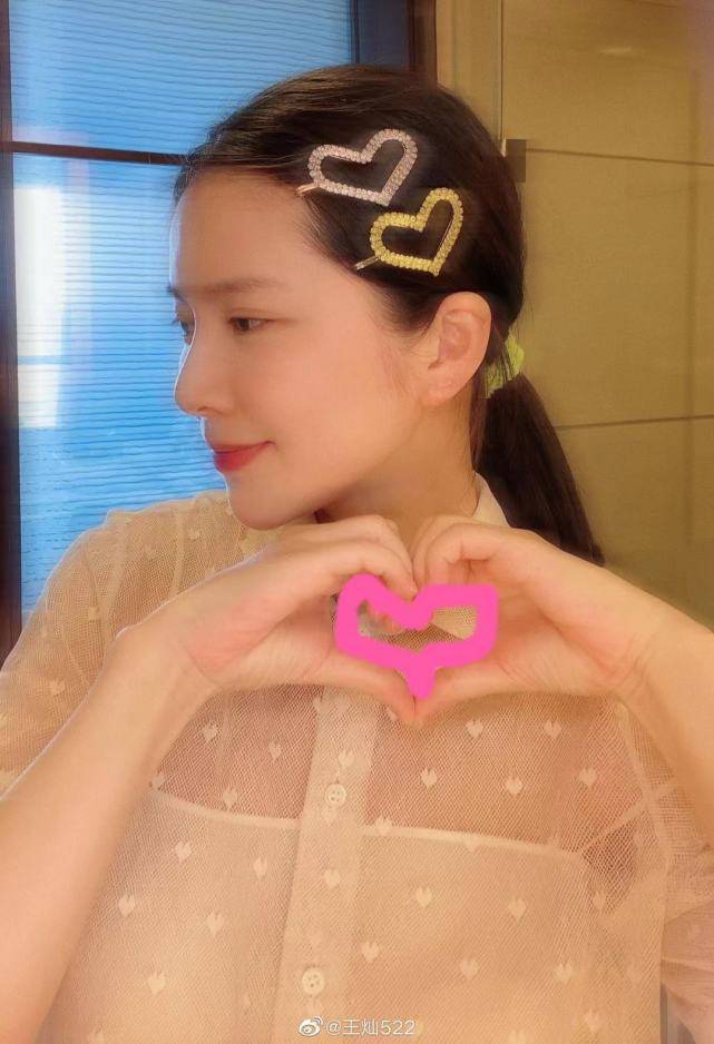 原创王灿出月子后首次外出,穿破洞裤,被嘲"乡村女企业家"不生气