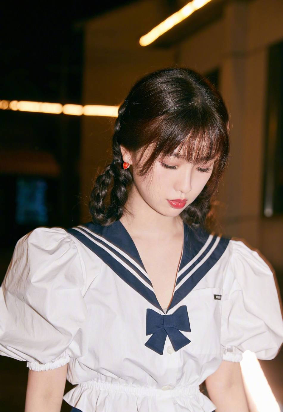 虞书欣晒水手服写真 梳双马尾麻花辫甜笑清新少女