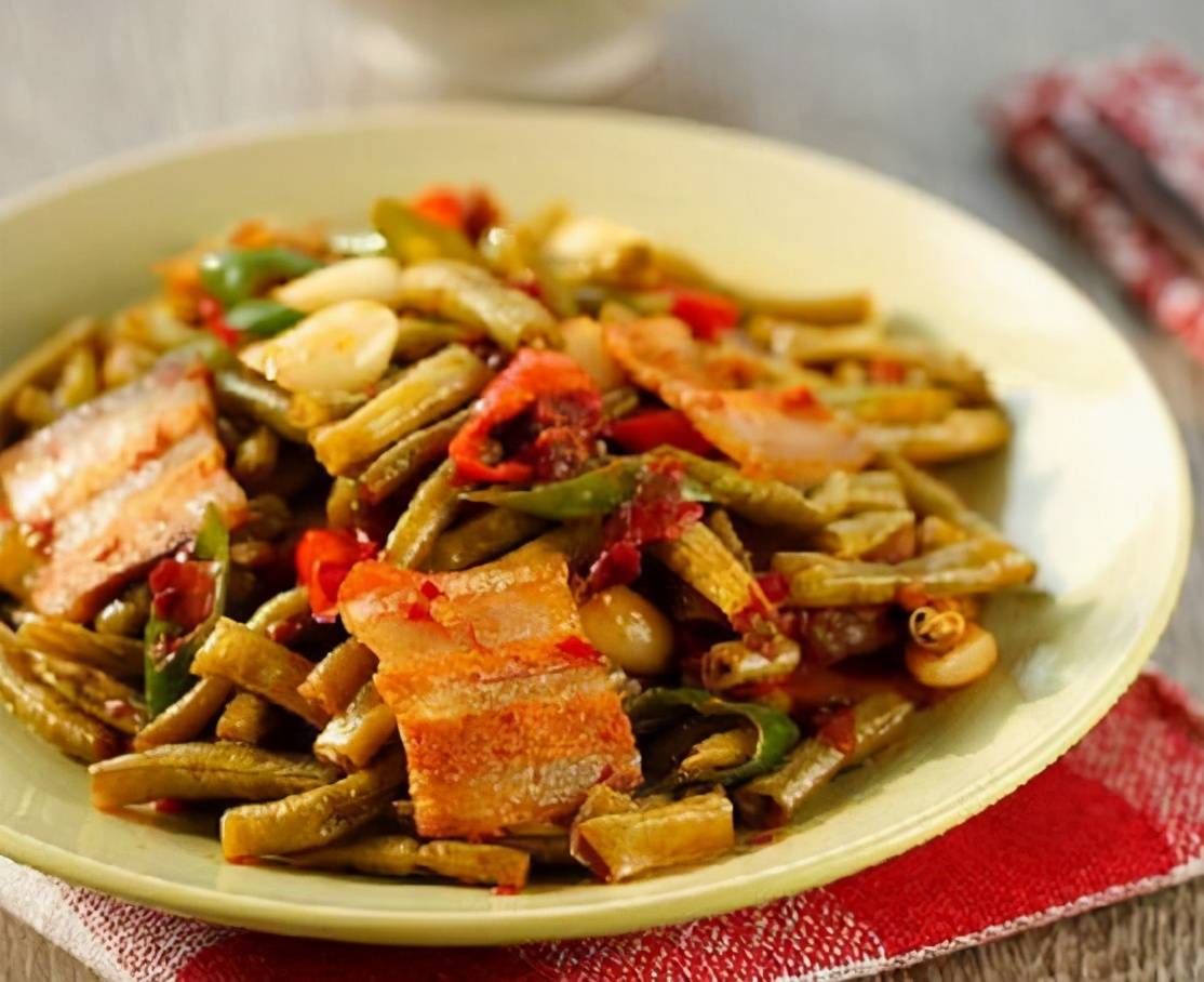 食材:五花肉,酸豆角 ,小米椒两个,尖椒一个,葱姜蒜适量,料酒,酱油