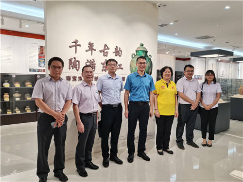 农行惠州惠城支行领导班子公益行_陈海伦