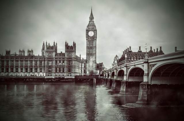 荒谬的伦敦大恶臭19世纪的伦敦将粪便倒进饮用的河水里