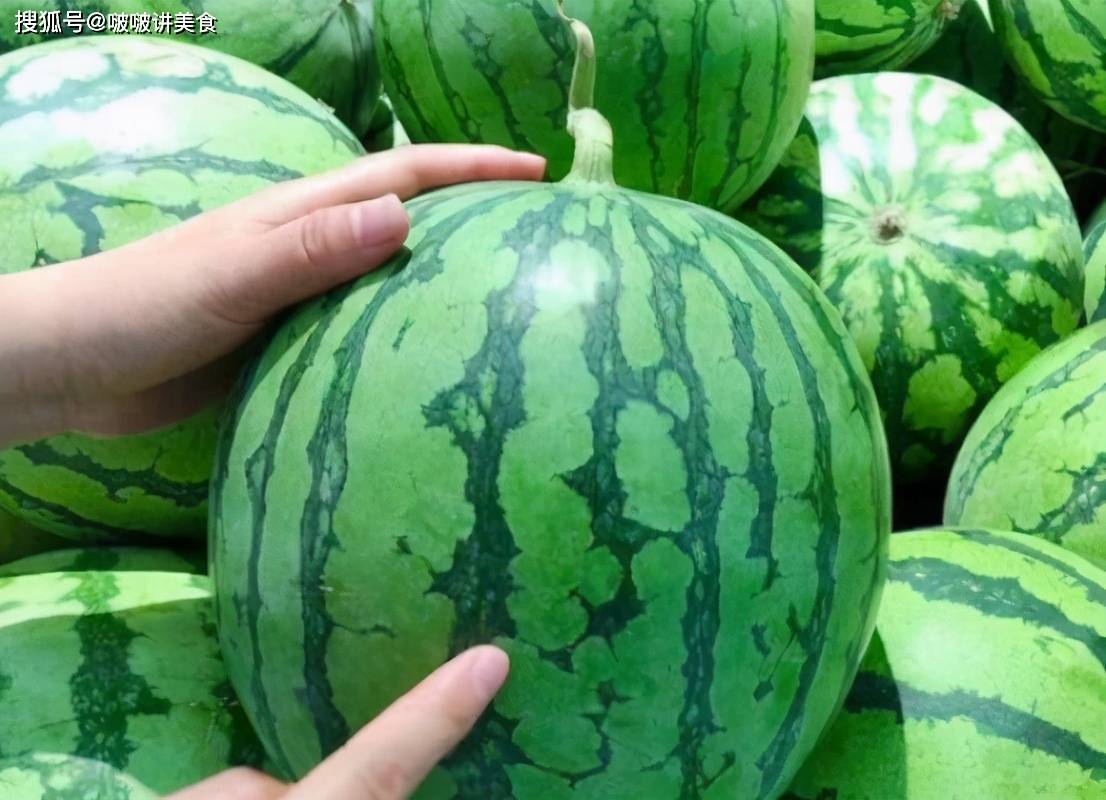 懂行人买西瓜,专挑"母"的拿,皮薄香甜又多汁,你买对了吗?
