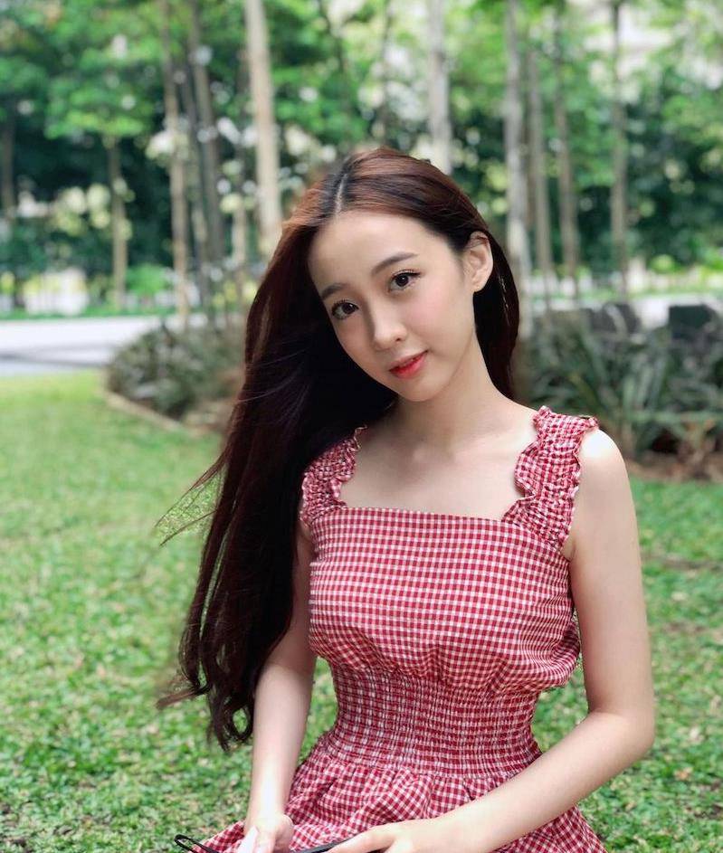 「cherry」的身材比例很佳,而且造型百变,发型和服装几乎不太重复,有