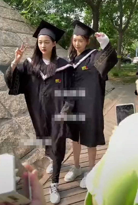 北电拍毕业照 关晓彤周也现身 关晓彤浓浓的土味颜值不敌周也 网友