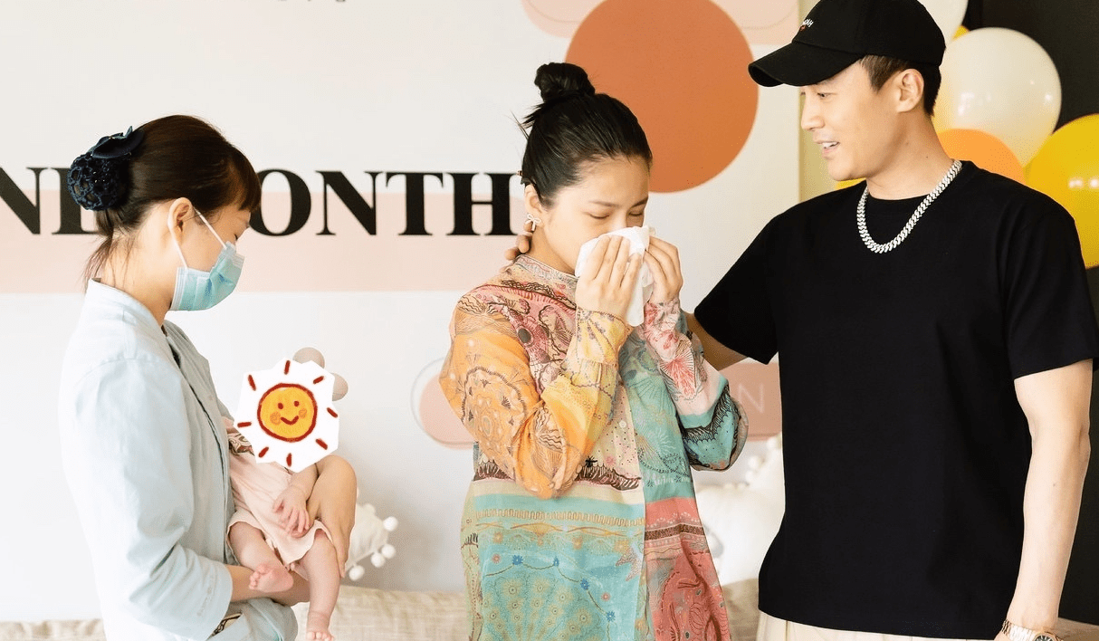 杜淳妻子王灿晒女儿满月照蛋饺一件连体衣够普通人穿一年不愧是投胎小