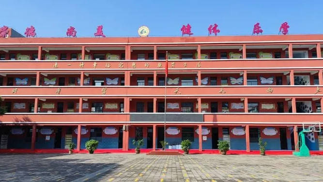 让每个生命都精彩——前进中的兴县城镇小学