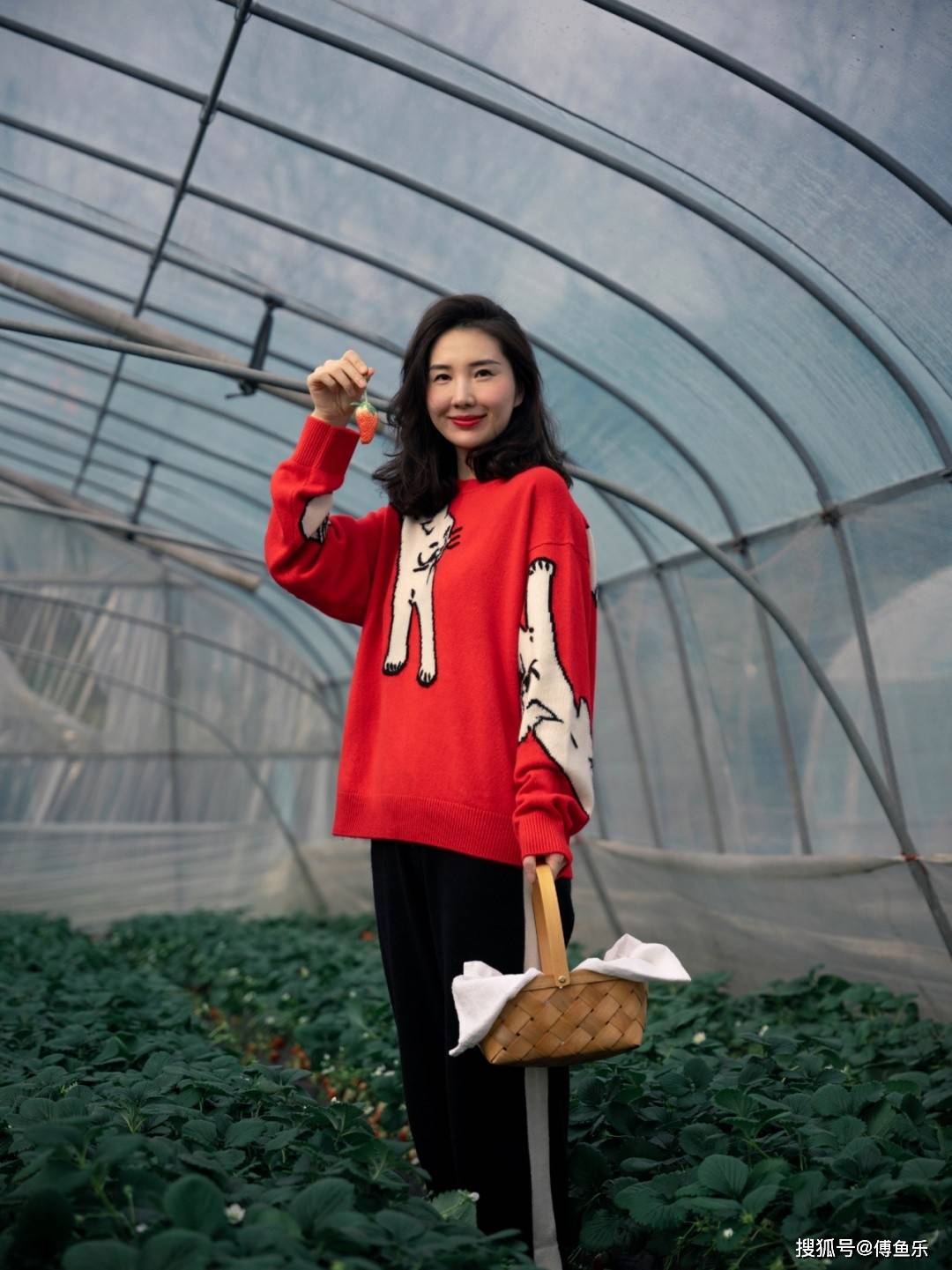 网红张大奕久违晒照,董花花穿同款黑裙艳压