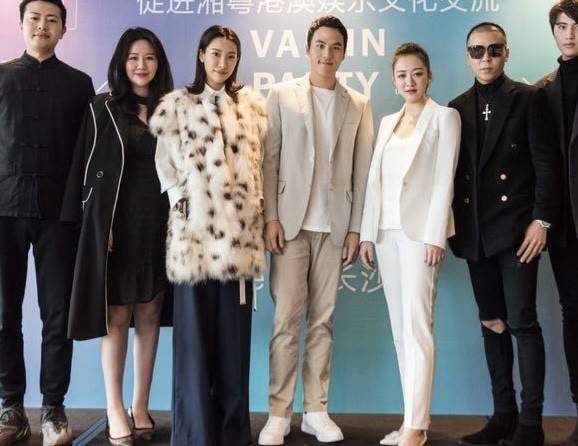 何猷启前妻齐娇近照曝光,离婚后依旧过名媛生活,参加派对气场强