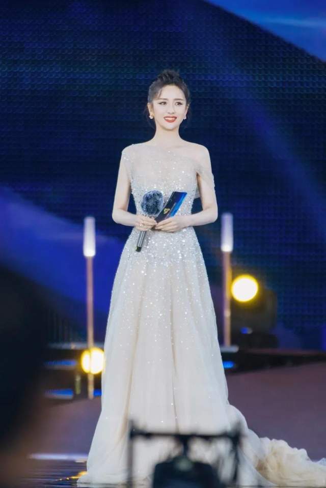 离婚后佟丽娅首次露脸，被网友偶遇拍到，一身西服女强人姿态十足