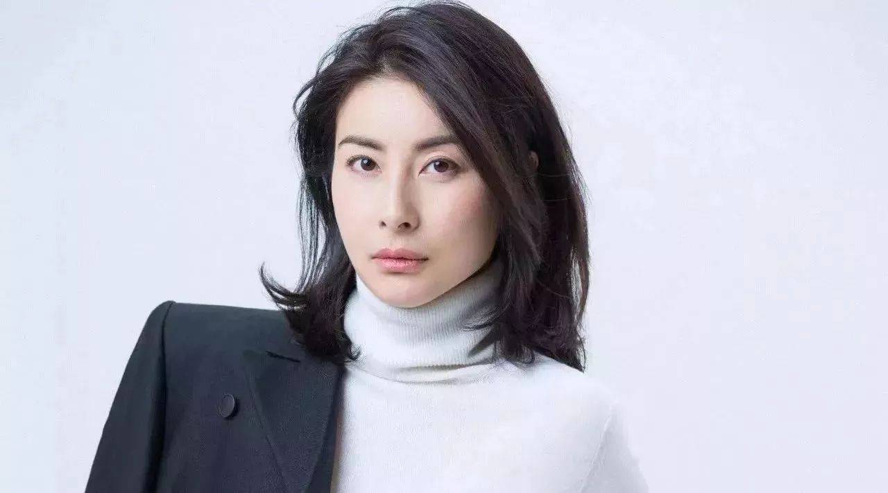 腹部隆起怀有四胎郭晶晶随霍启刚现身看展长裙难掩腰身臃肿