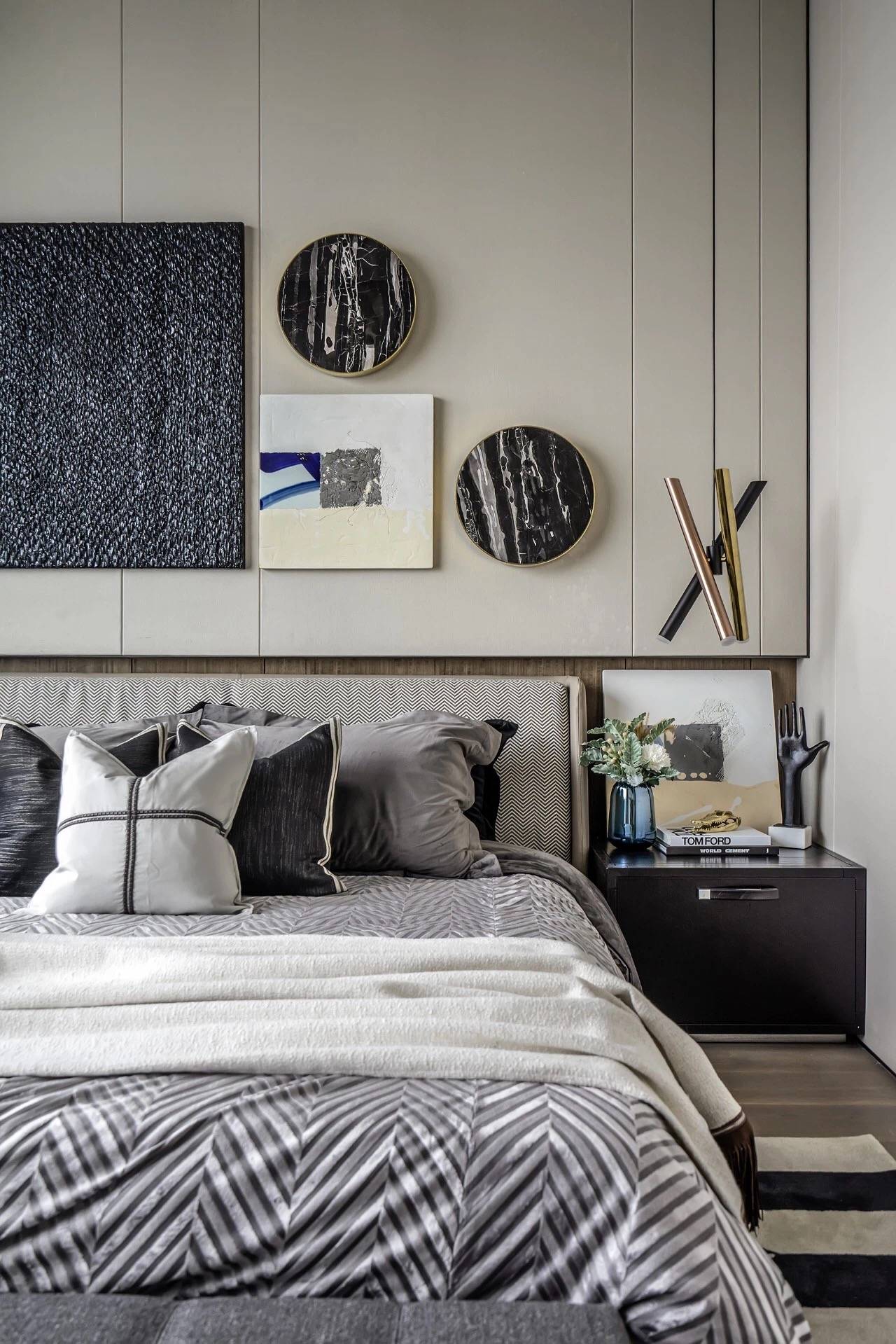 现代轻奢风格别墅装修效果图,卧室温馨素雅,充满静谧之意