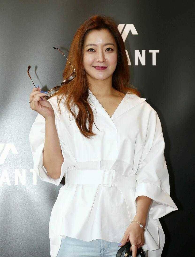 金喜善没逃出发福年纪?白衬衫 牛仔喇叭裤清爽减龄,高挑优雅