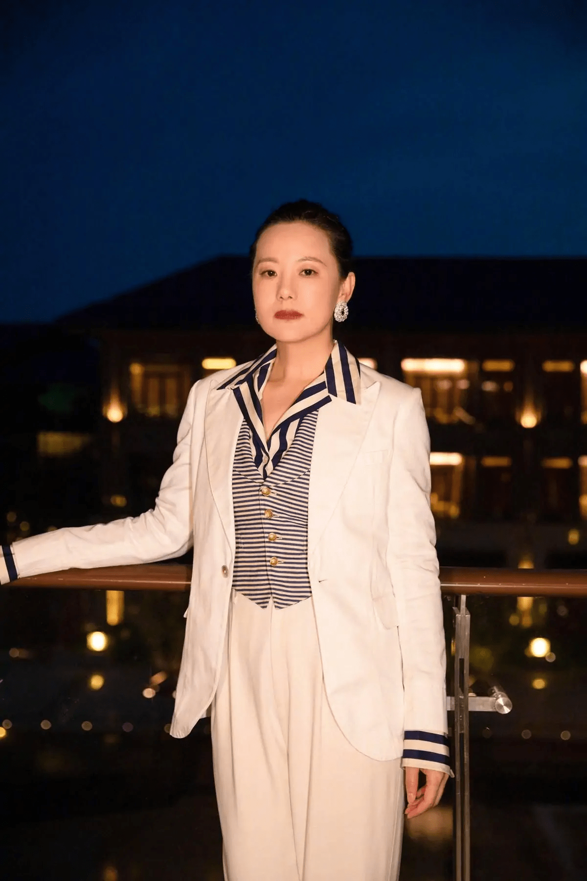 50歲詠梅不裝嫩照樣優雅!一襲白色西裝知性彰顯東方美,真女神?