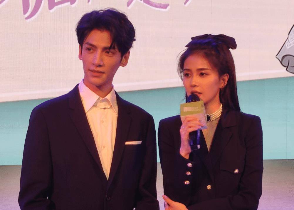 原创罗云熙白鹿现身见面会两人花式比心三连拍生图颜值太优越了