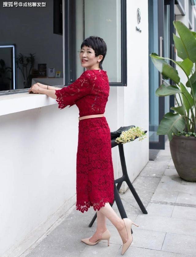 女人60岁"算"老吗?这位短发博主穿搭时尚减龄,气质不输年轻人