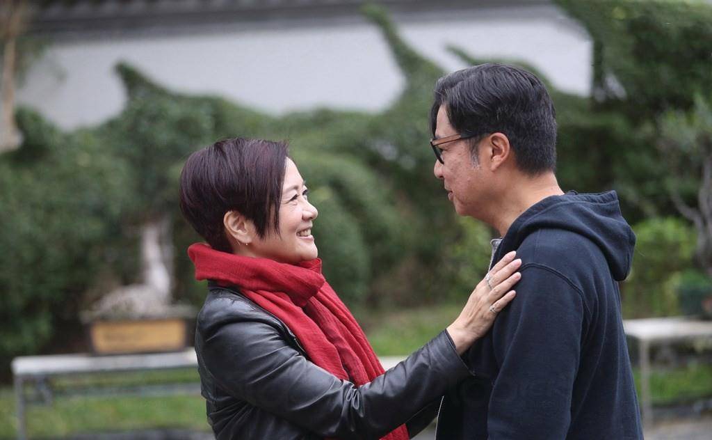 "御用奸人"郑子诚58岁生日,黄智贤diy蛋糕超有心,妻子罕现身_刘倩怡