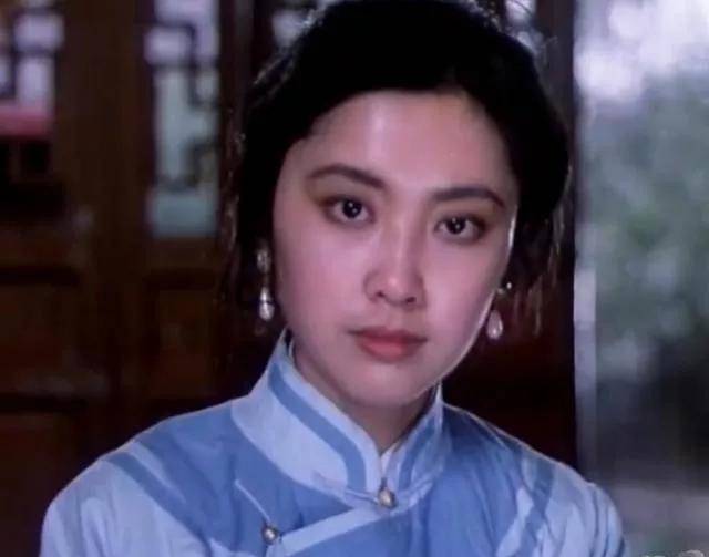 1987年朱琳在尤小刚导演的《凯旋在子夜》中饰演女主角江曼,获得"