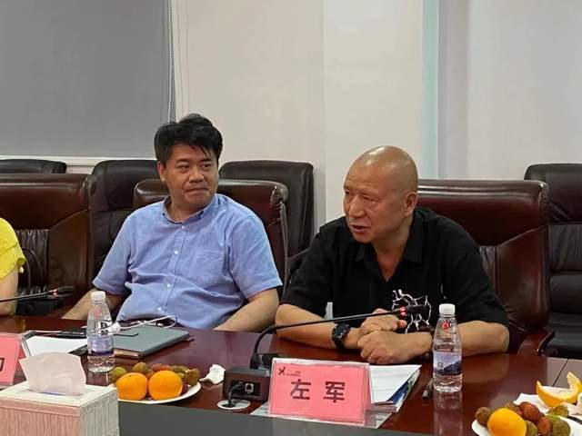会议首先由产业咨询学社联合创始人,华谋咨询股份总裁岳华新先生对