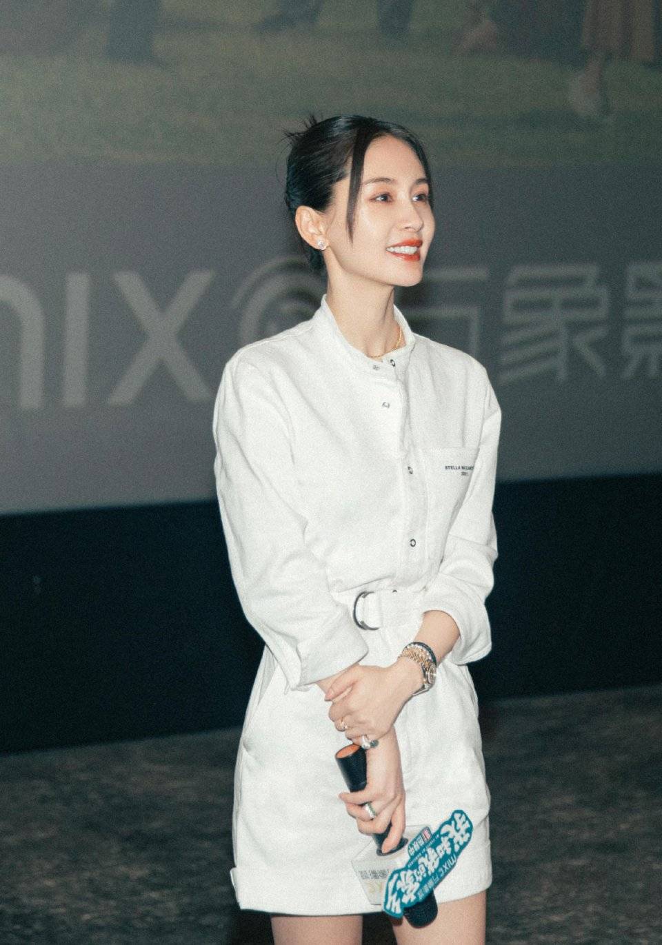 王子文穿出了"印花衬衫"的精髓,配牛仔半裙随性干练,气场全开