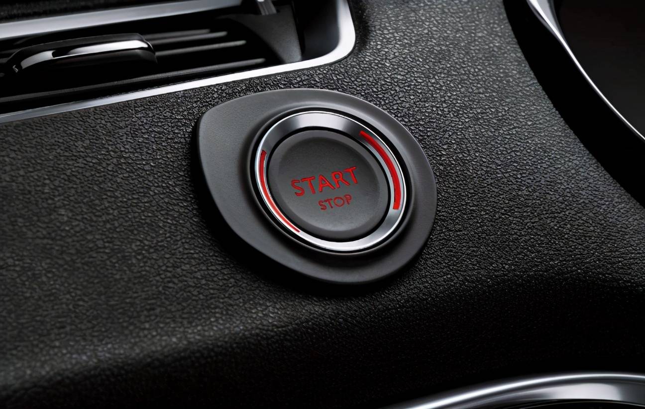 一键启动是实现汽车点火,熄火的一个按钮装置,相比传统钥匙启动更方便
