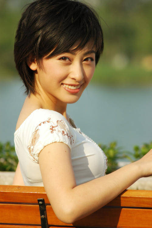 61岁李子雄与小23岁娇妻撒糖,庆祝结婚11年,妻子曾与张铁林拍拖_雅琪